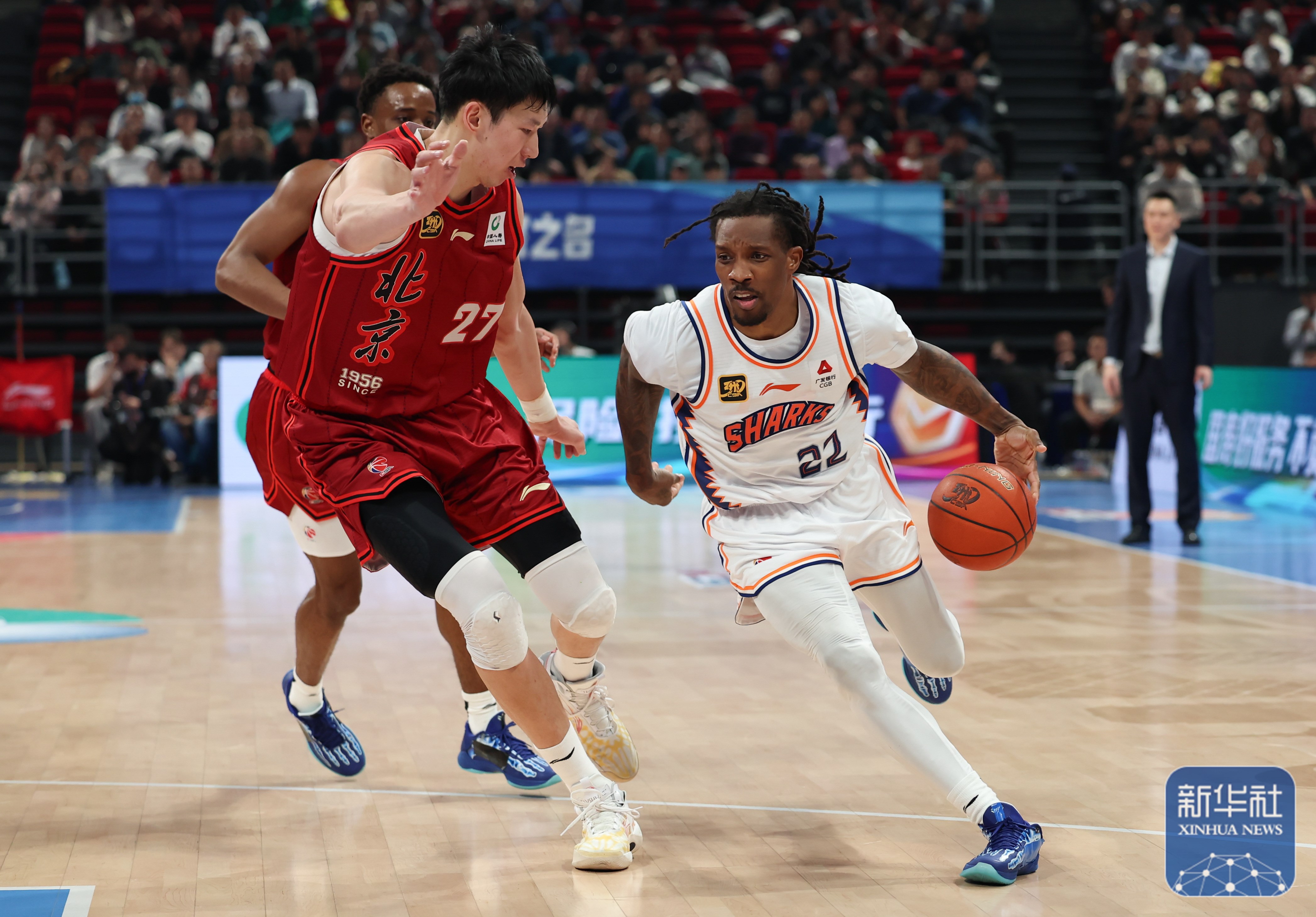 开云体育下载-球员在世界各地篮球比赛中力争胜利