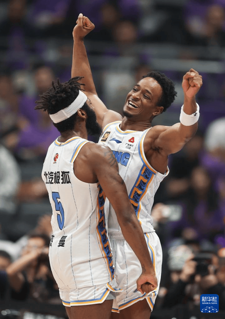 球员在世界各地篮球比赛中力争胜利 球员在世界各地篮球比赛中力争胜利