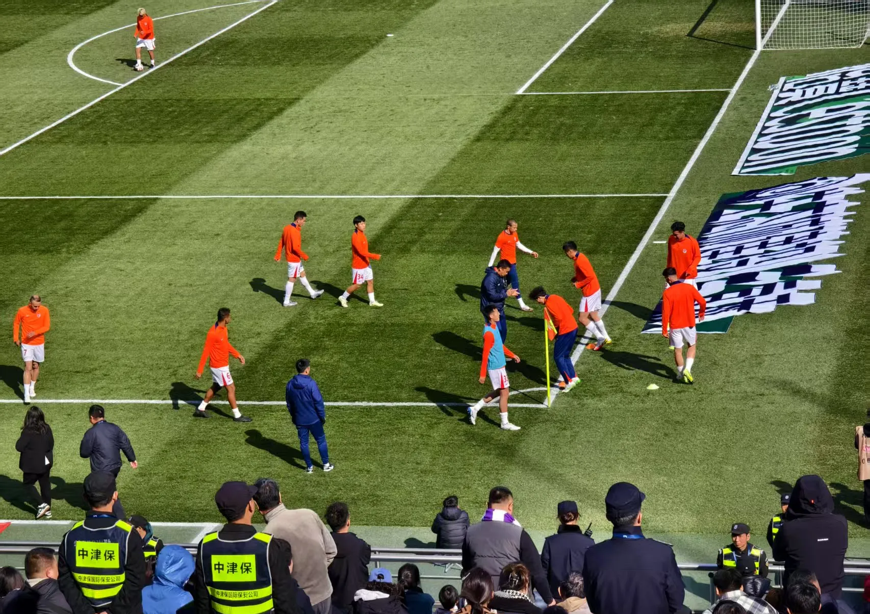 足球比赛强强对决，赛场紧张刺激