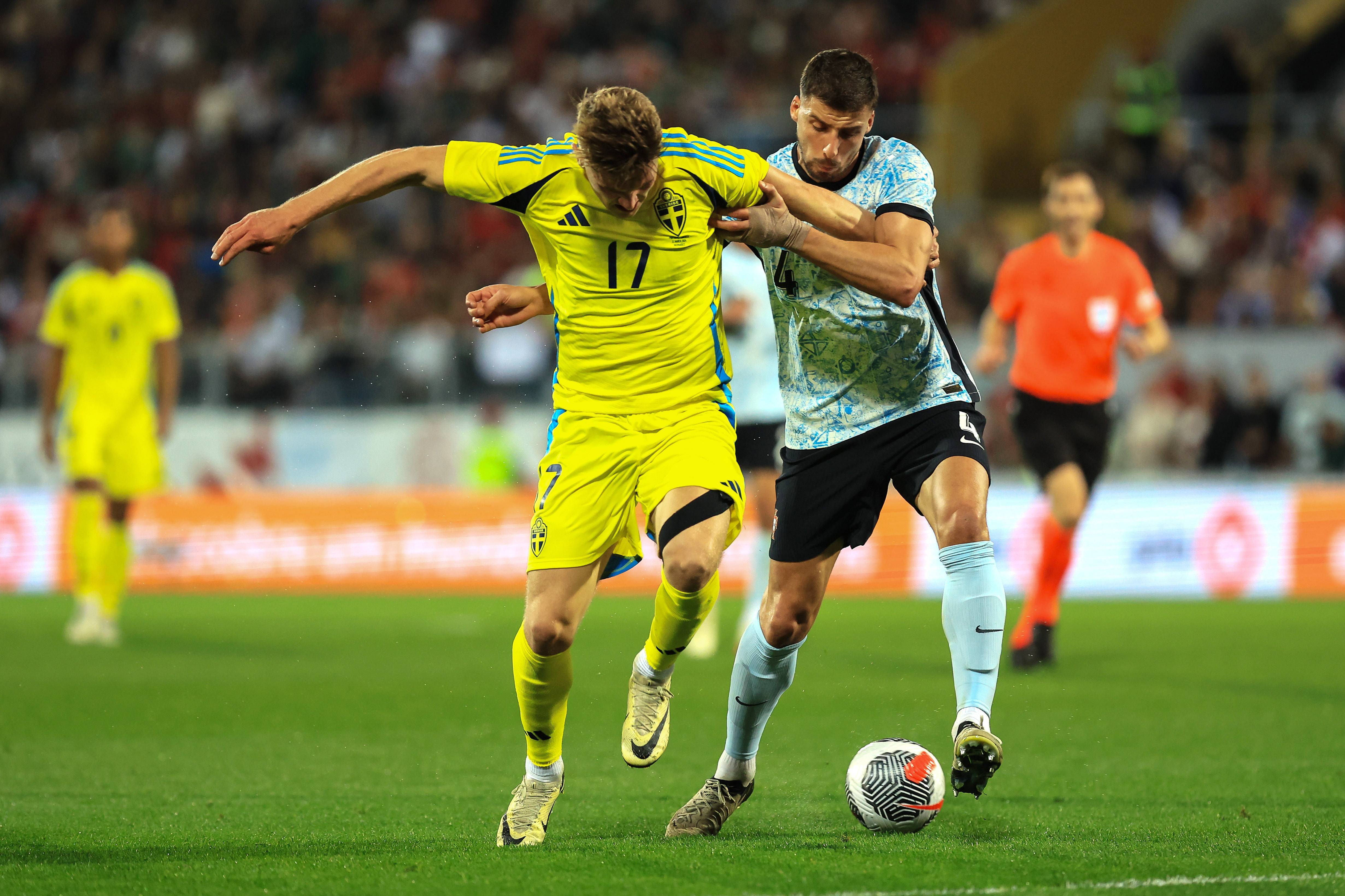 足球比赛强强对决，赛场紧张刺激