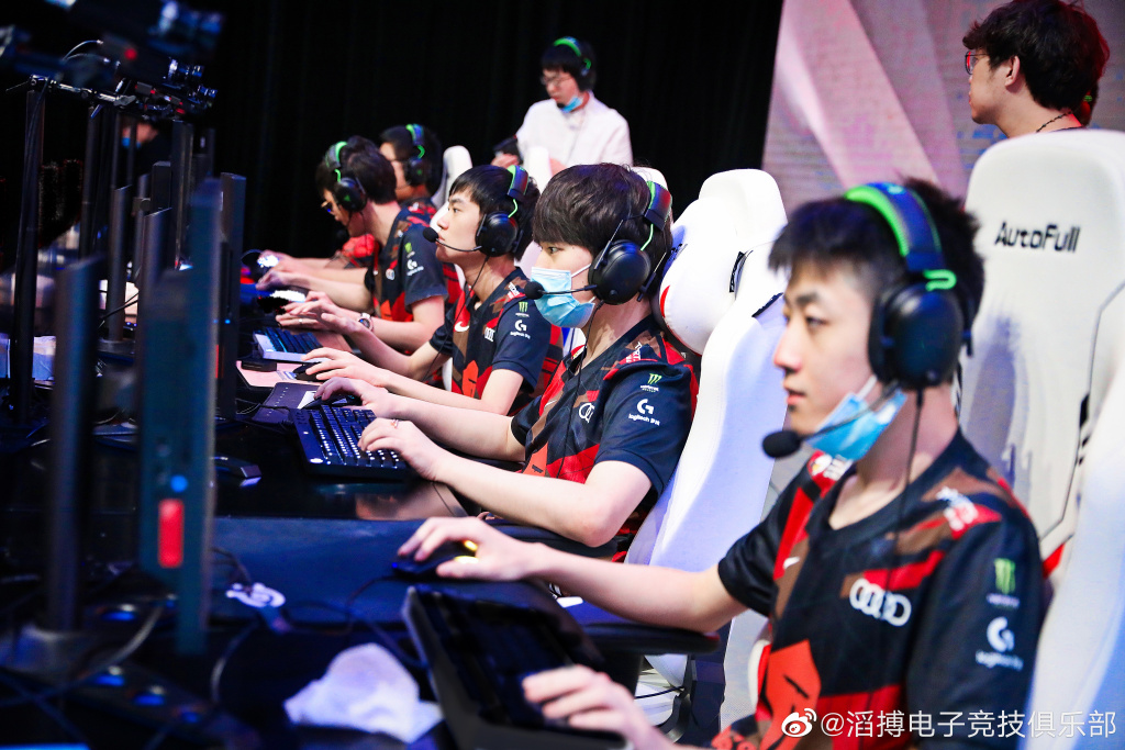 关于100T力克CLG，JackeyLove完成史诗逆转强强对话小组赛，锁定晋级资格的信息