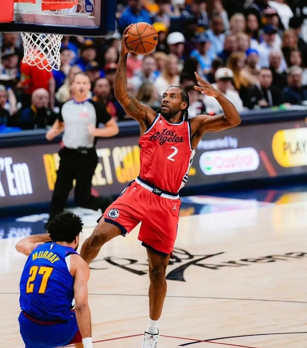 包含快船战胜湖人，莱昂纳德砍下全队最高得分的词条