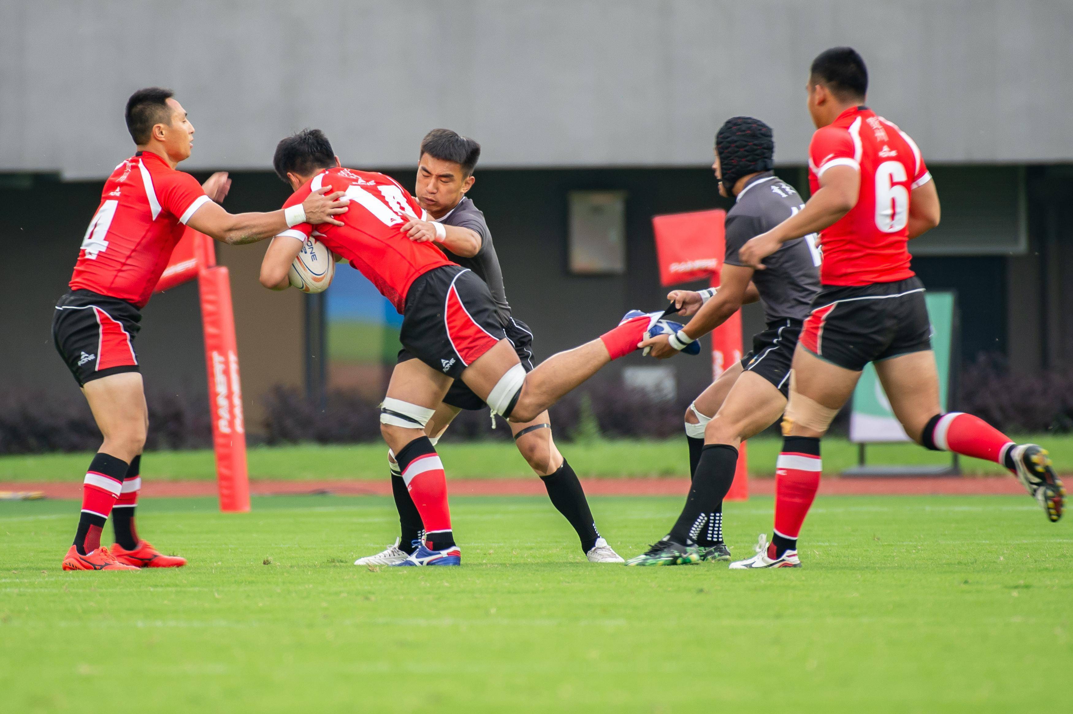 橄榄球运动再掀高潮，球迷热情不减