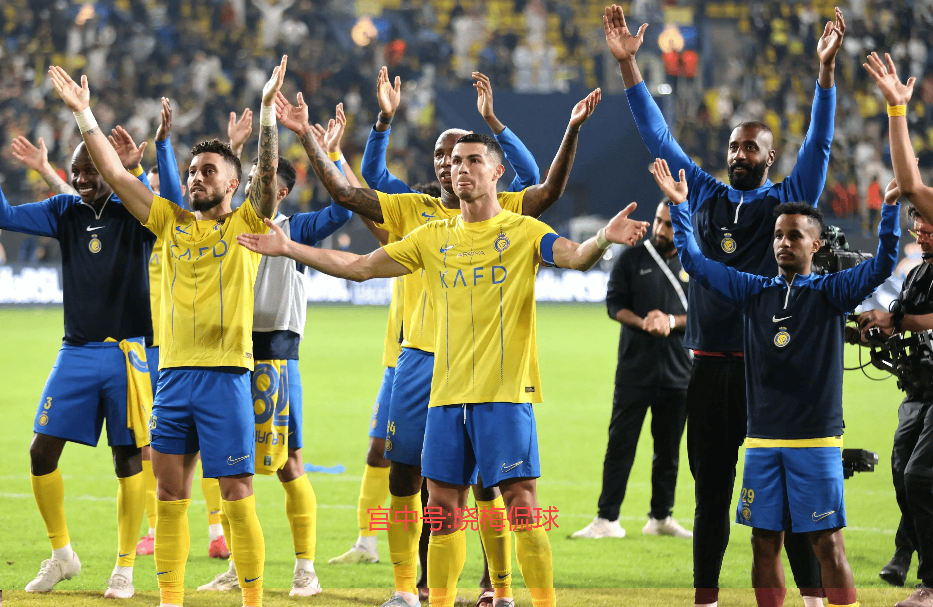 足球巨星助力球队在关键比赛中获得胜利