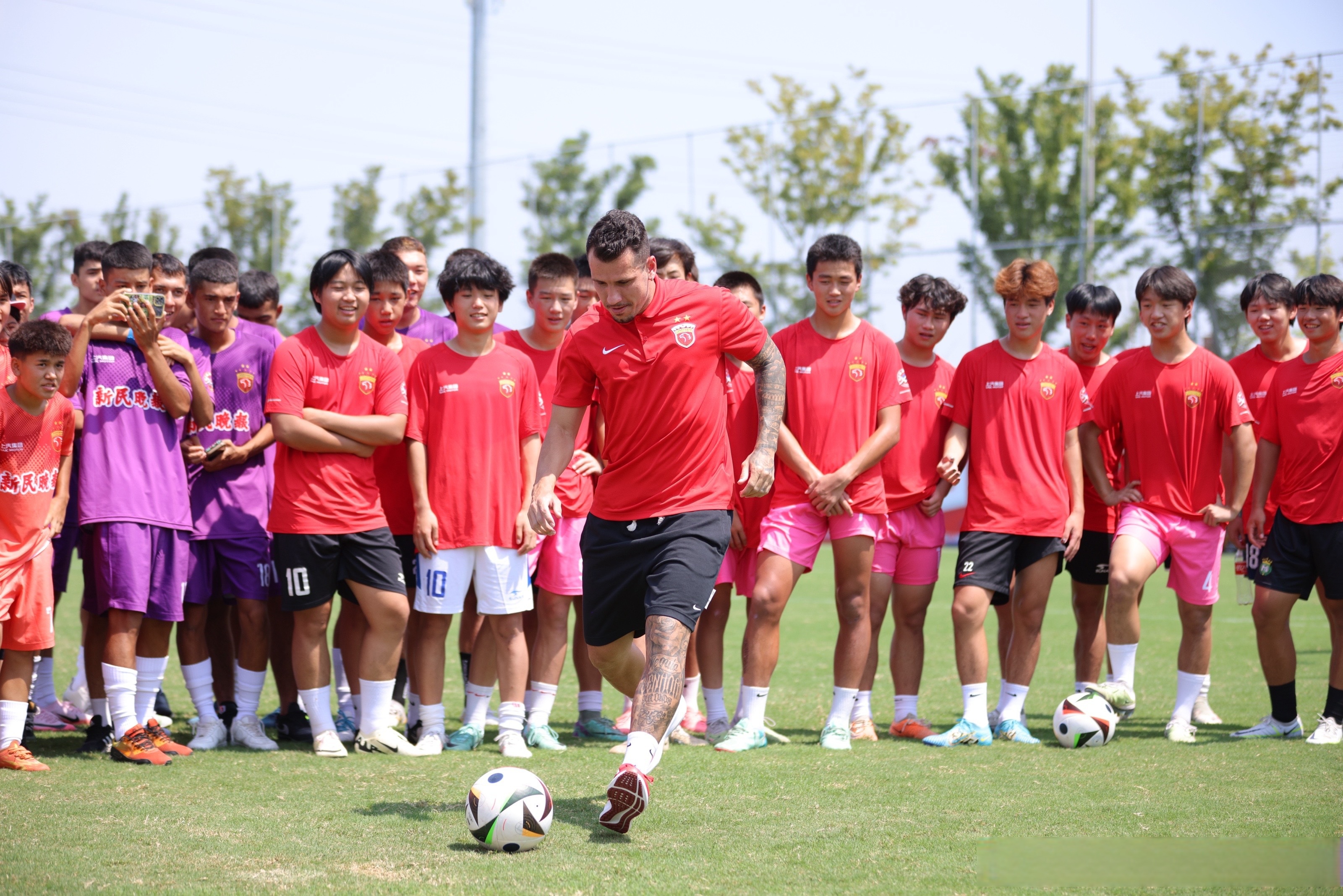 足球巨星助力球队在关键比赛中获得胜利