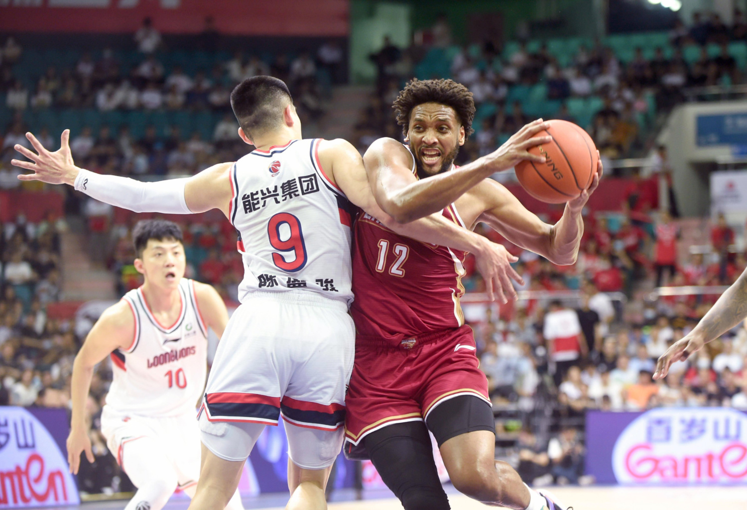 灰熊鏖战山东队,哈登带队取胜 灰熊鏖战山东队,哈登带队取胜