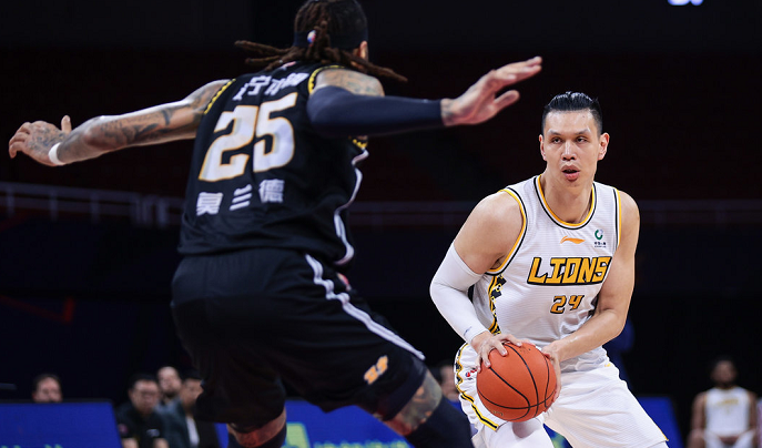 步行者横扫江苏队,赵继伟带队取胜 步行者横扫江苏队,赵继伟带队取胜