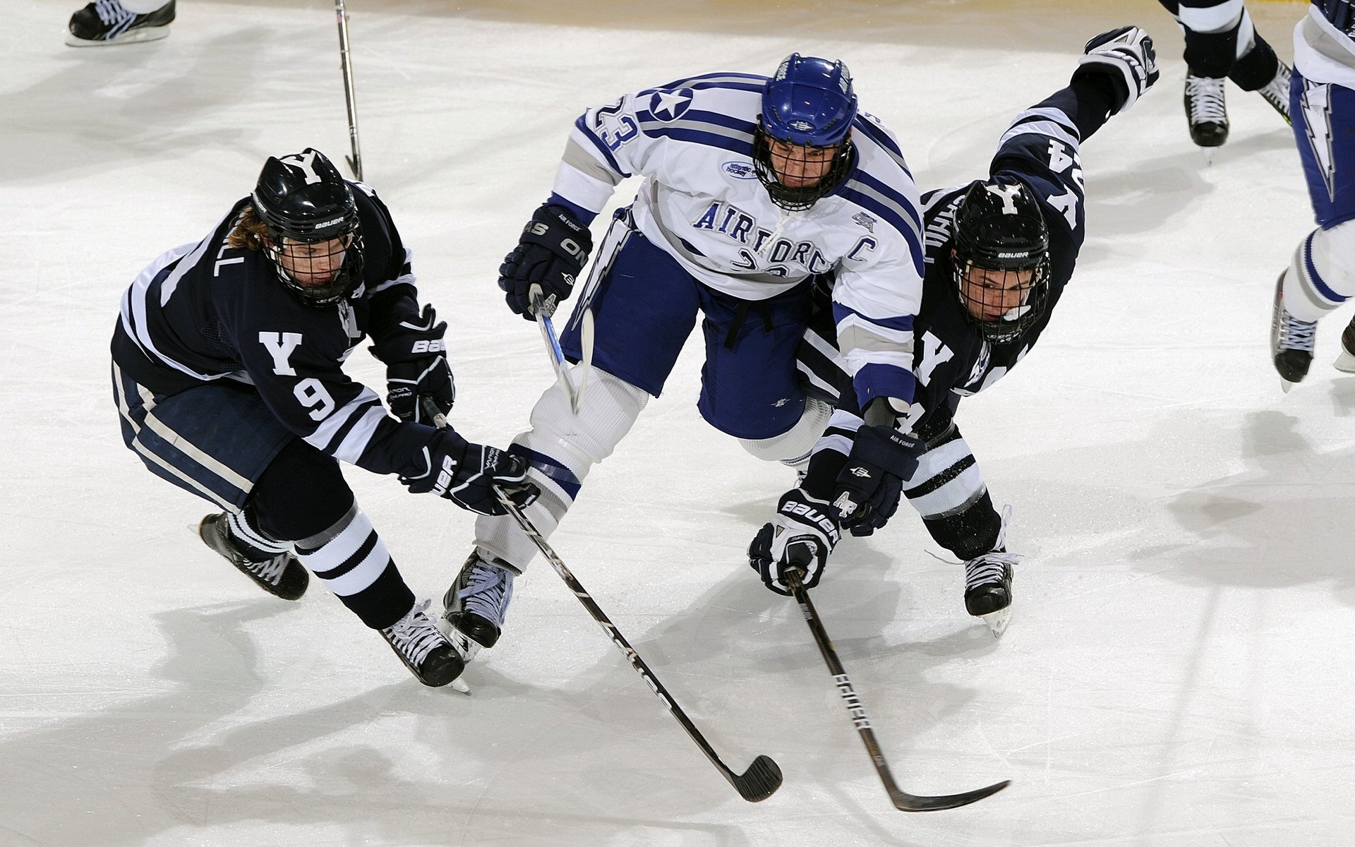 中游突围与领袖逆袭，F1赛场的双重叙事—当团队革命点燃个人火焰